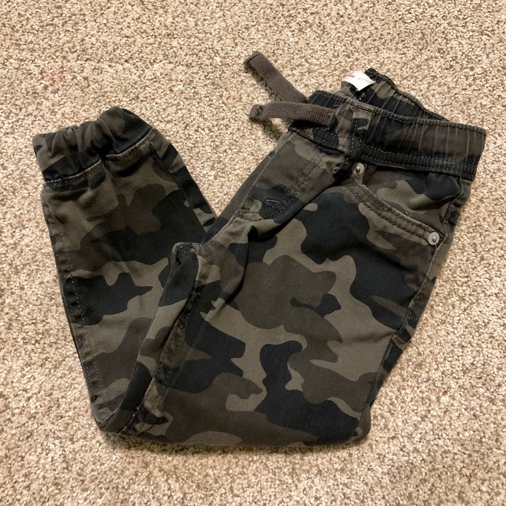 4 Levi’s camo joggers - Picture 2 of 3